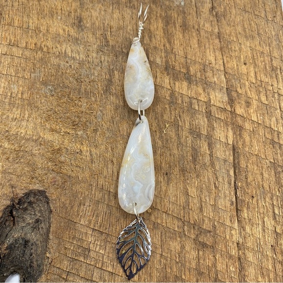 Crazy Lace Cream Colored Double Teardrop Agate Leafy Necklace Pendant - Picture 1 of 5